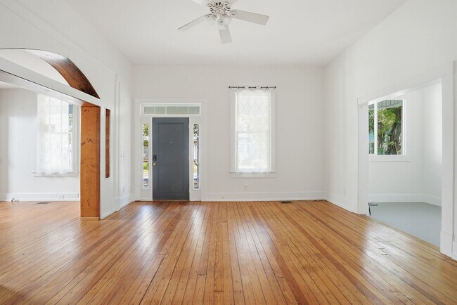 Building Photo - Beautiful Victorian Home for Lease in the Heart of Savannah