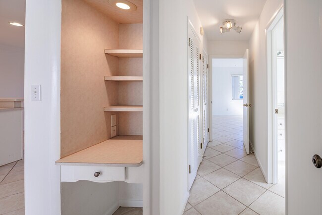 Building Photo - 527 W Jasmine Dr