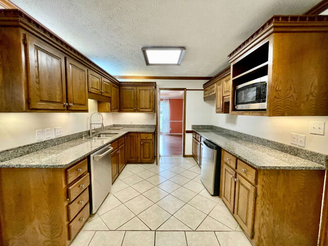 Building Photo - Spacious 6-Bedroom Gem In Fayetteville!