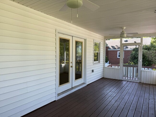 Building Photo - Charming 3 bedroom home in the Downtown area