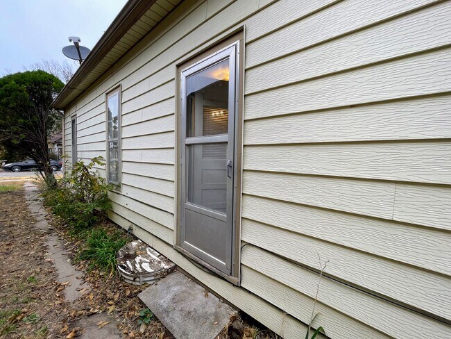 Building Photo - 1 Bed 1 Bath Duplex