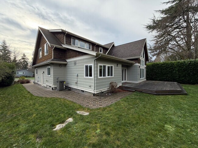 Building Photo - Gorgeous Custom Home In the Uplands Neighborhood. 4bd plus office. 2944sf.