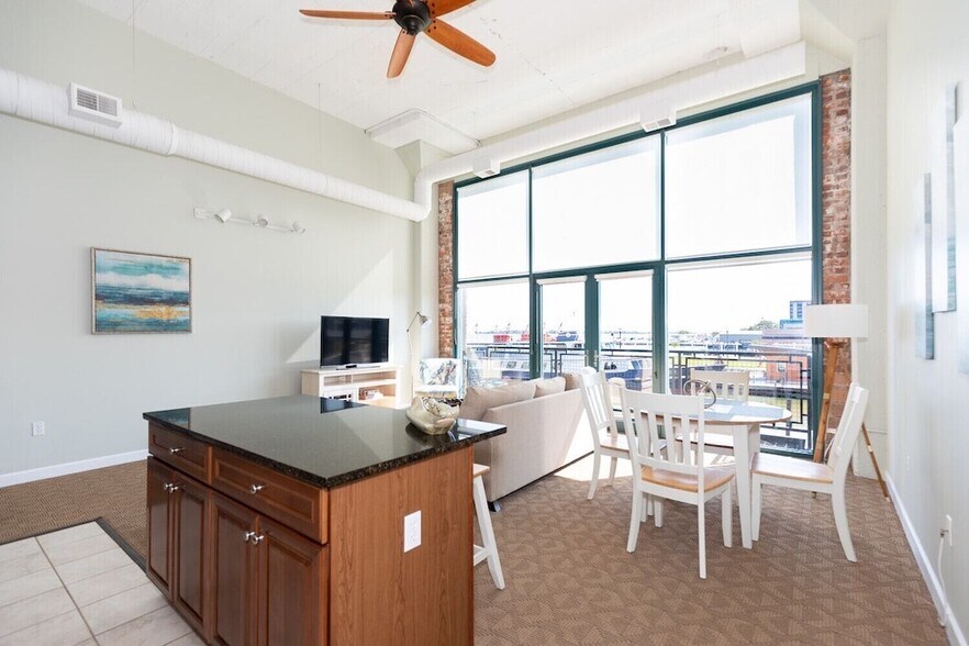 Building Photo - 401 W Shoreline Dr