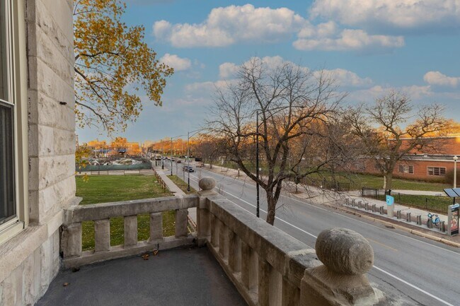 Building Photo - 5536 S King Dr