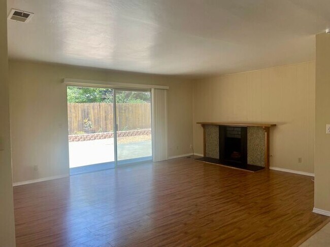Building Photo - Three Bedroom Home in the Turnpike Foothills - Available Mid August