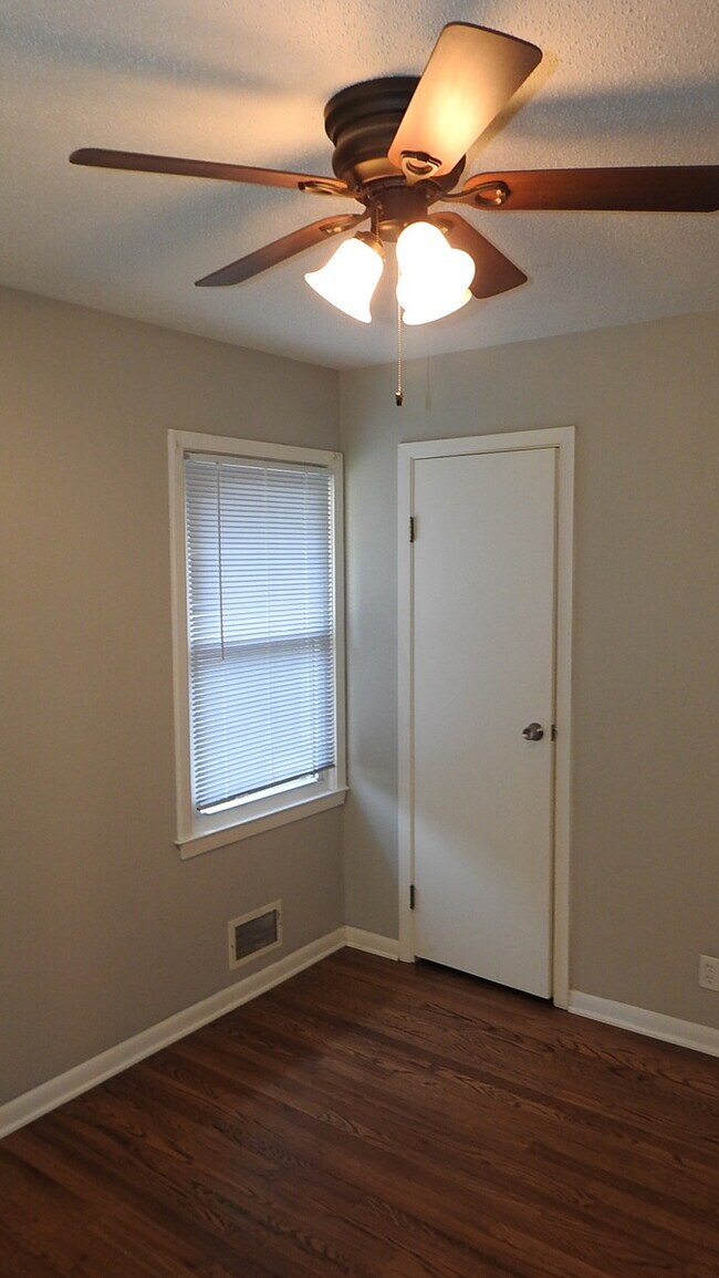 Building Photo - Beautiful 4-bedroom, 2 full baths home located in Independence, MO.