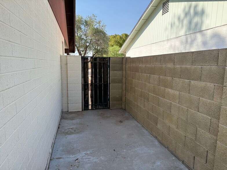 Building Photo - 2105 E Colgate Dr
