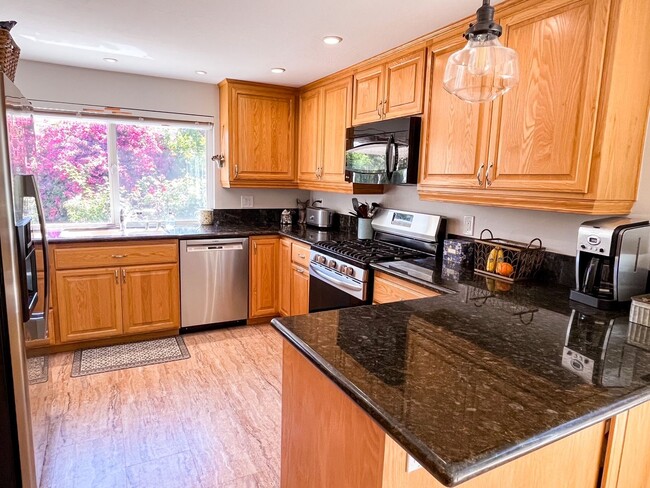 Building Photo - Beautiful 4-bedroom, 2-bathroom Newbury Pa...