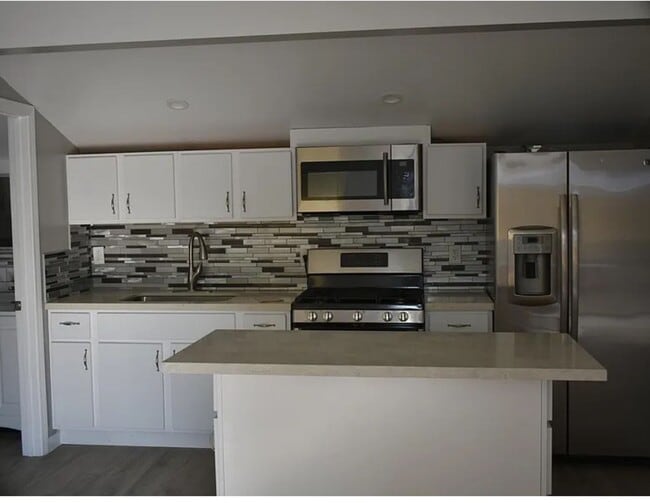 Building Photo - Granada Hills studio w/appliances + privat...