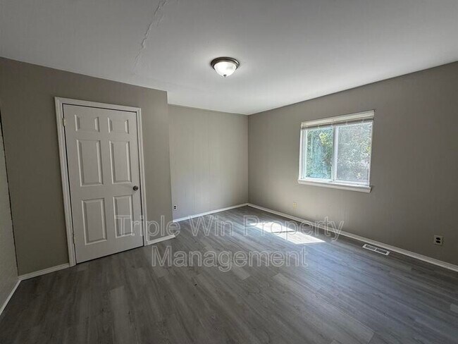 Building Photo - 8126 Albin Ave