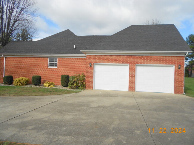 Building Photo - 149 Castleton Dr