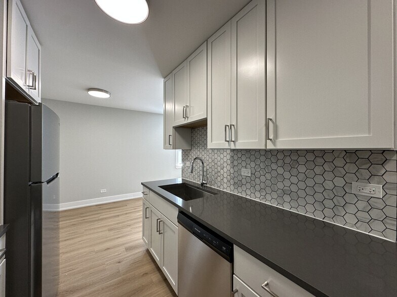 Building Photo - 535 W Aldine Ave