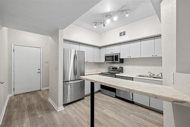 Building Photo - 2402 W Azeele St