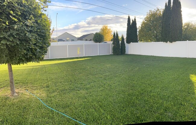 Building Photo - 2437 Brandon Dr