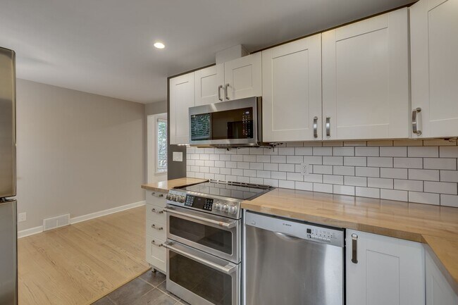 Building Photo - Charming 4 Bed, 2.5 Bath Brick Bungalow in...