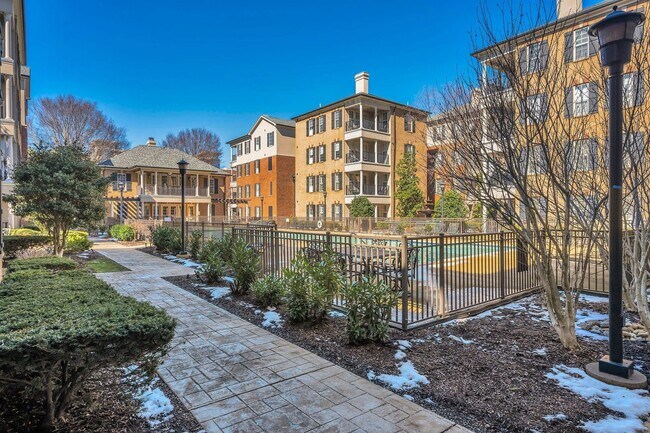 Building Photo - Beautiful Ground Floor Condo 2 bed 2 bath