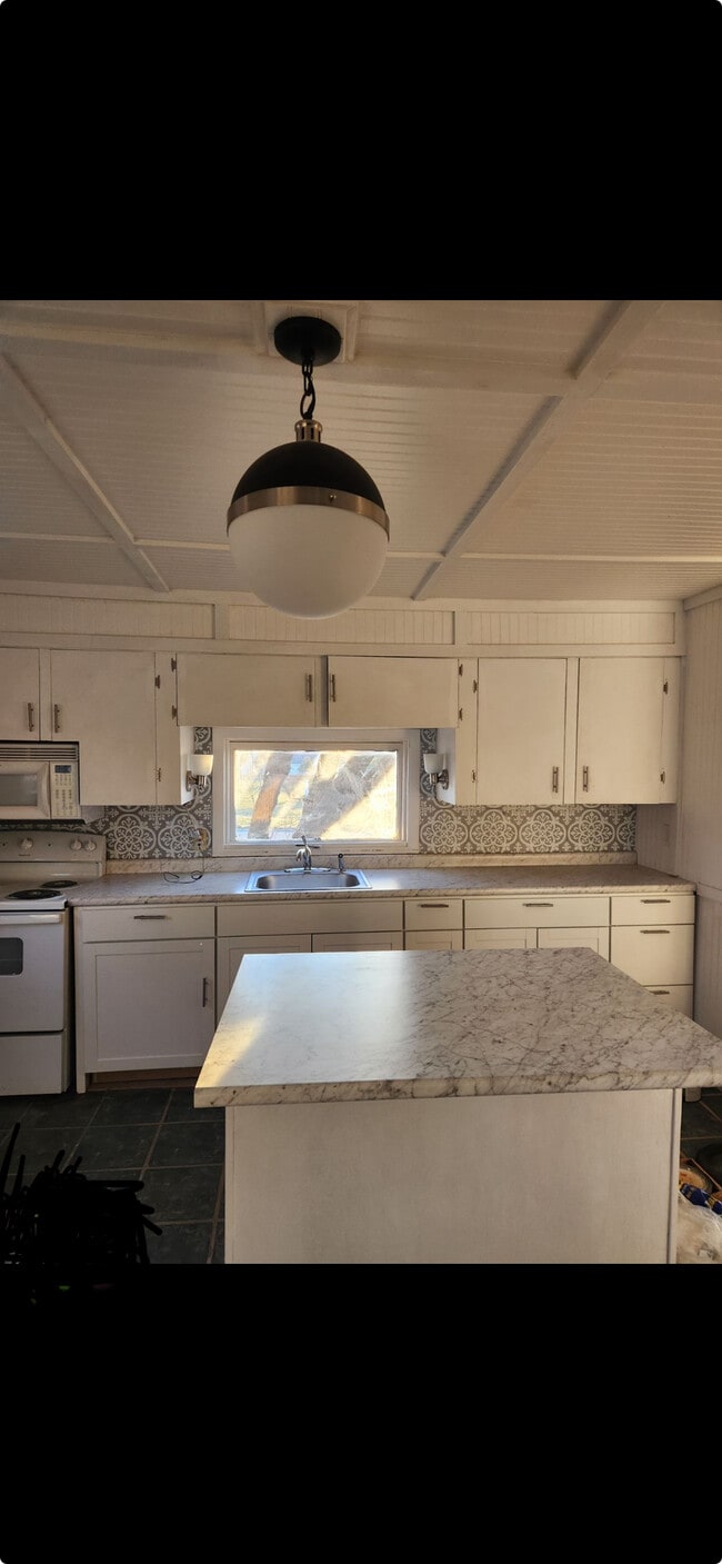 Building Photo - 102 Garfield St