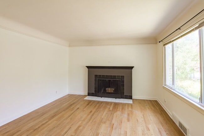 Building Photo - 2bd/1.75ba Seattle House