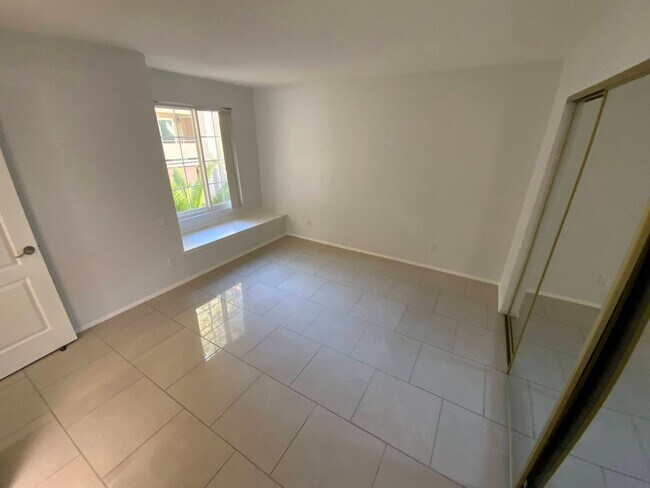 Building Photo - Resort Style 3 Bedroom Condo Located near UNLV, Airport and Strip