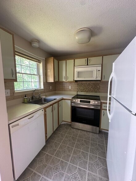 Building Photo - 41 Crystal Ln