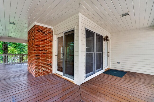 Building Photo - 1050 Cupp Ln