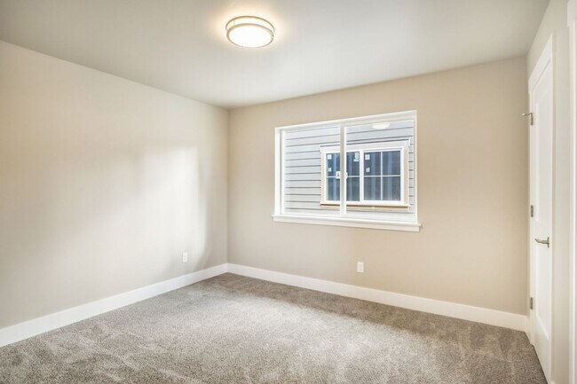Building Photo - $1,200 Move-In Credit! Brand New 3 Bed Townhome in Prime Location