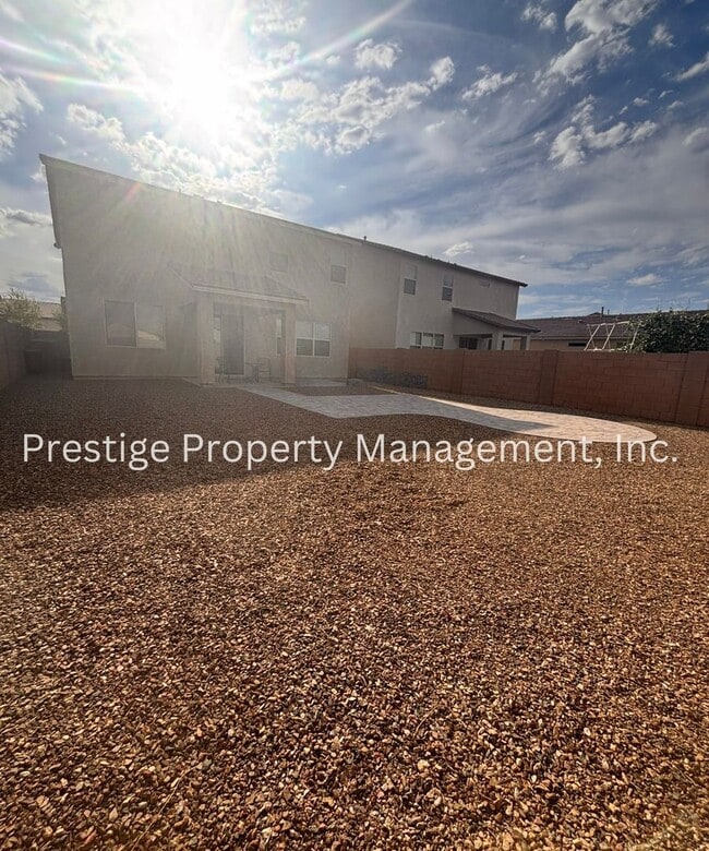 Building Photo - Beautiful 2/2 2-Story West Side Home With ...