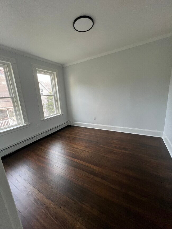 Building Photo - 185 Maple St