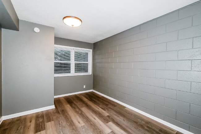 Building Photo - Charming 2 Bed, 1 Bath Apartment in Indianapolis - Don't Miss Out!