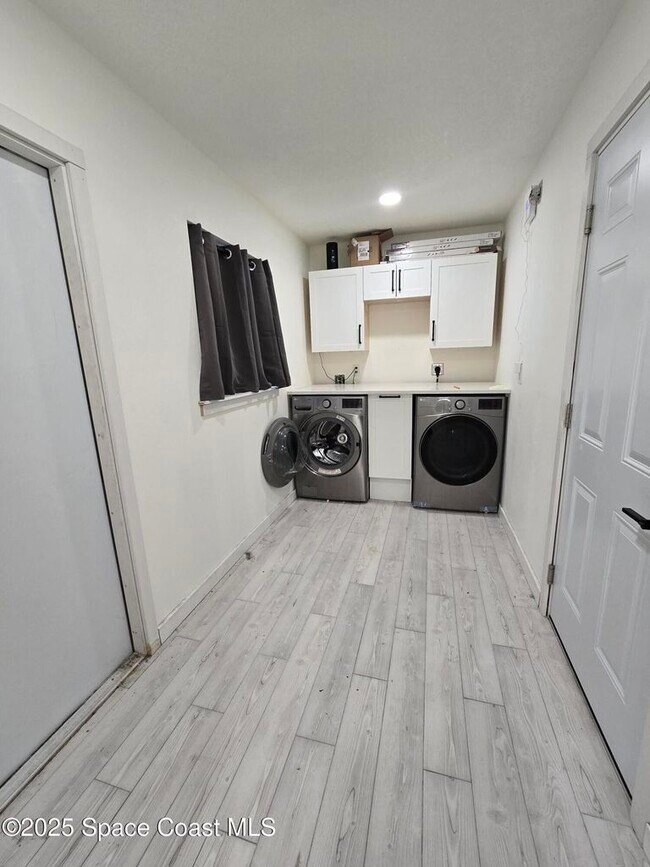 Building Photo - 2417 Colonial Dr