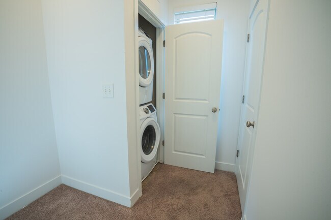 Building Photo - 1032 Skyline View Way