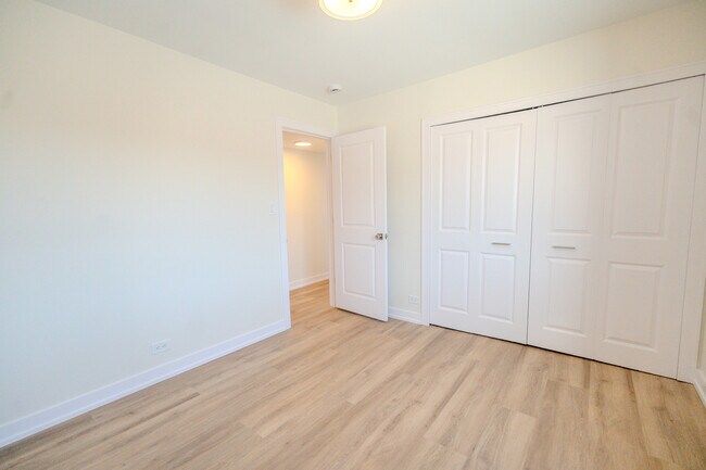 Building Photo - 2740 W Farragut Ave