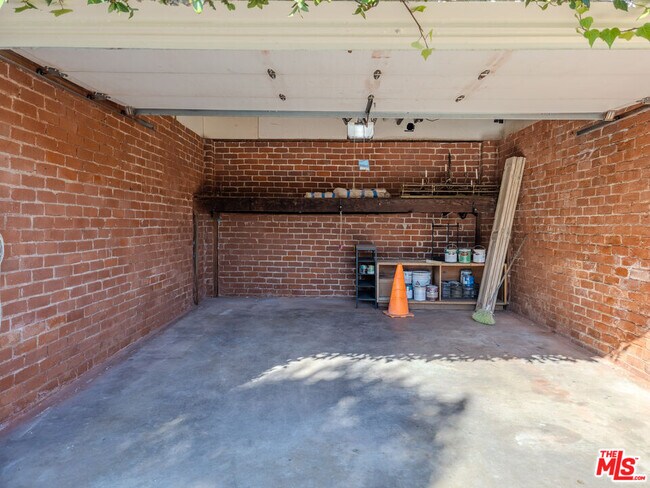 Building Photo - 8967 St Ives Dr