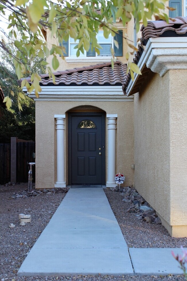 Building Photo - Beautiful 2-Story-3 Bed/2.5 Bath Home