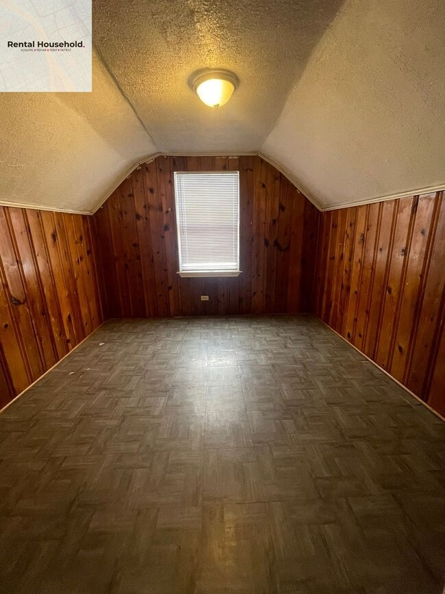 Building Photo - Classic Charm Meets Modern Comfort- $1400