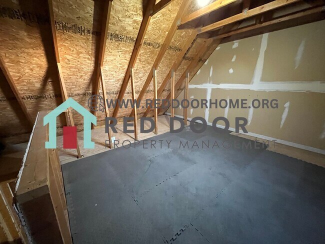 Building Photo - 3 bedroom Condo in ideal location