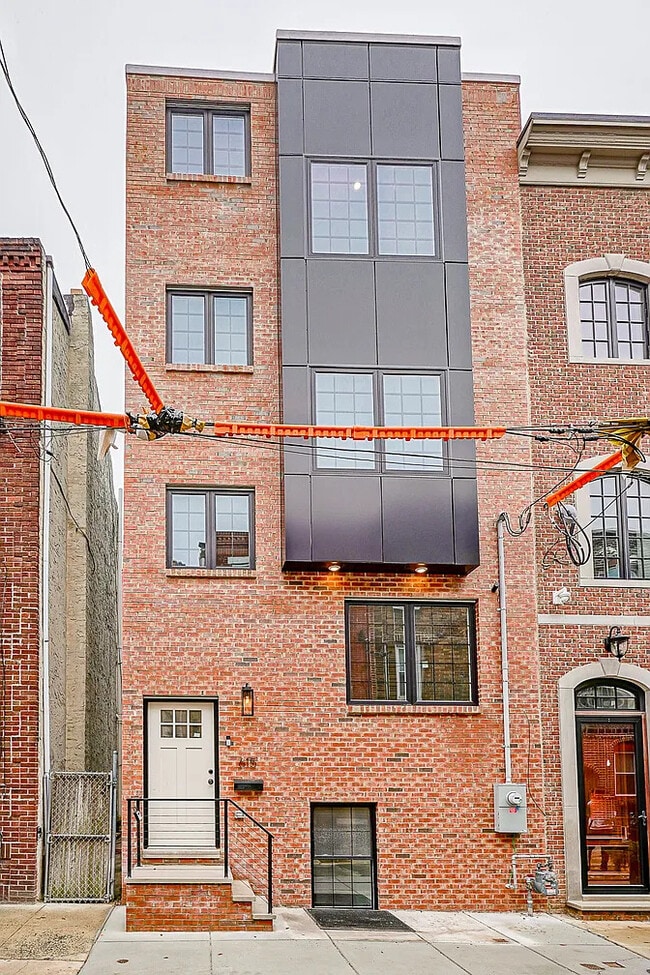 Building Photo - 615 S Delhi St