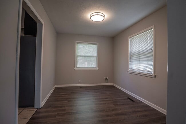 Building Photo - Charming 4 bedroom, 2 bathroom home located in Fayetteville, AR - 6 Month Lease