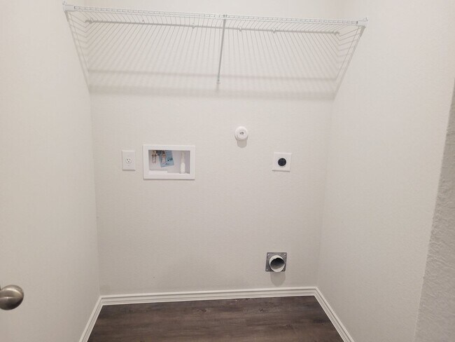 Building Photo - "Like New" 1-story | 4 bedroom | 2 bath home on quiet cul-de-sac with no neighbors behind in tran...