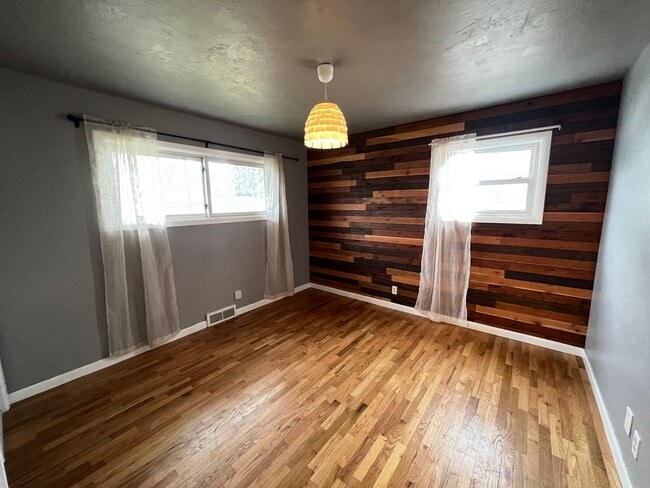 Building Photo - Spacious 4 Bedroom, 2 Bathroom Home on the...