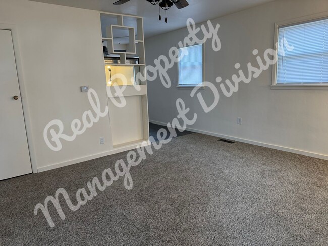 Building Photo - 2 Bed / 1 Bath + Office | Fenced Yard | 2-Car Garage | Quiet Street