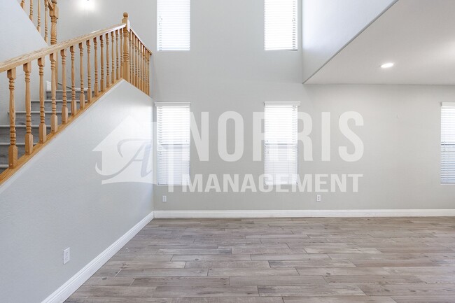 Building Photo - 1553 E Alba Dr