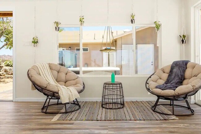 Building Photo - Fully Furnished, Secluded & Private