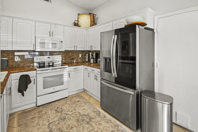 Building Photo - 9145 Beverly Ct