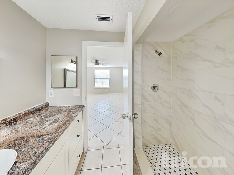 Building Photo - 6101 37th Ave W