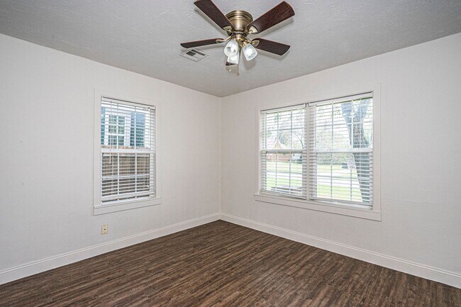 Building Photo - 2 Bed/1 Bath Home Near OCU!