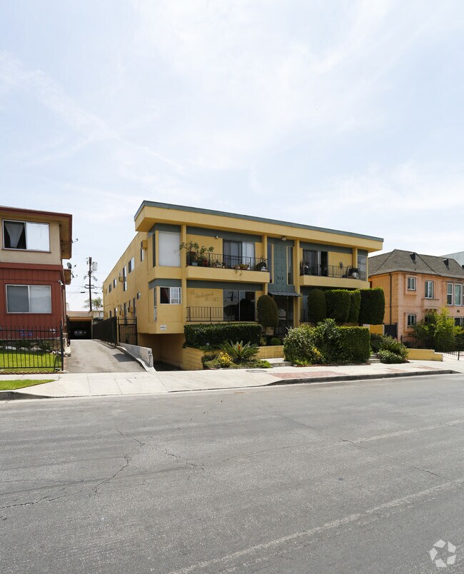 Building Photo - 856 S St. Andrews Pl