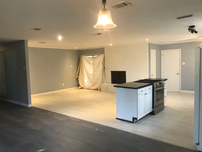 Living area/kitchen - 3873 Rugged Cir