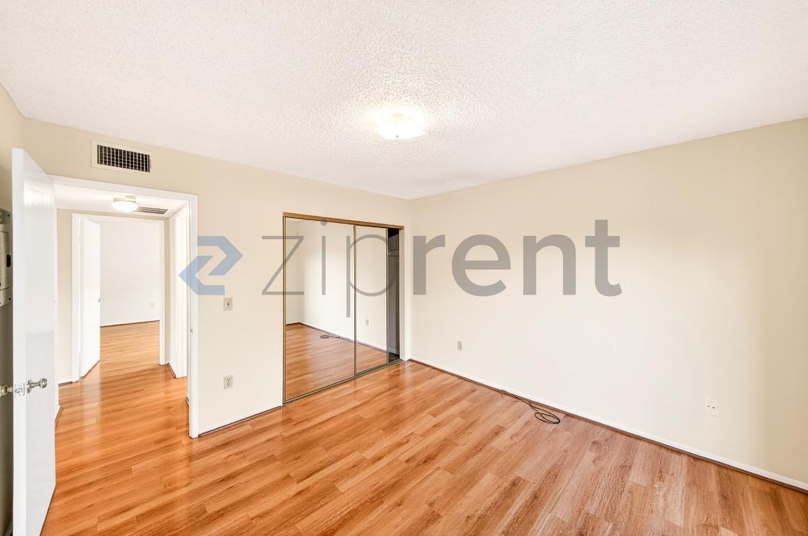 Building Photo - 1004 E Garfield Ave