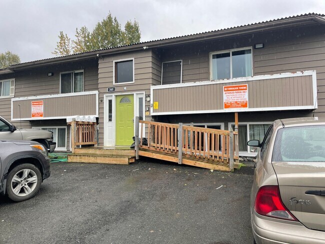 Building Photo - 3 Bed/1 Bath - Heat included!